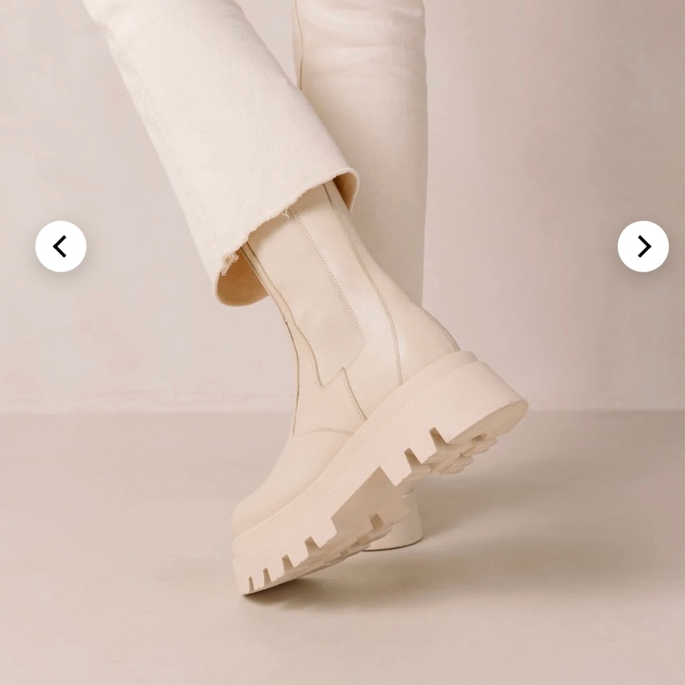 ALOHAS Rounder Cream Boots